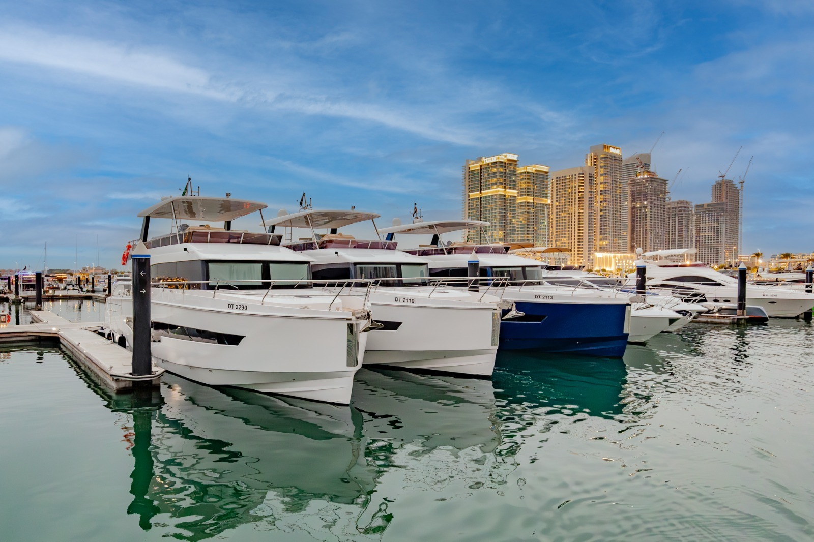 Boat vs Yacht What’s Best for Your 2025 Dubai Experience?