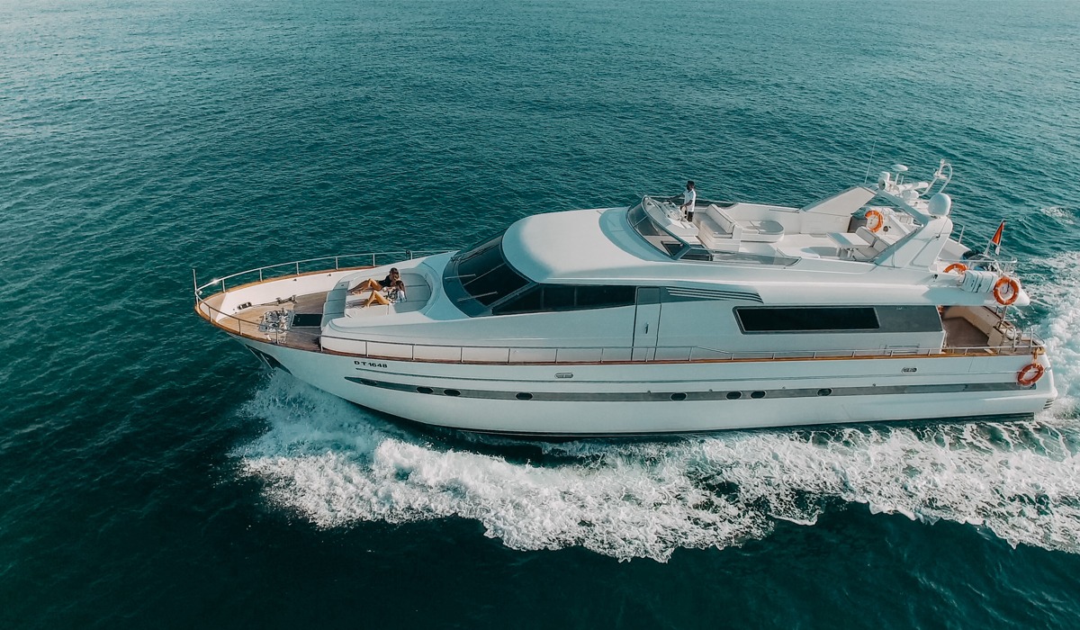 Benefits of Renting a Private Yacht in Dubai vs. Booking a Public Cruise